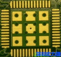 這個(gè)通孔的設(shè)計(jì)勉強(qiáng)可以接受，只剩下正中間一個(gè)通孔沒(méi)有塞孔，而且孔徑也變小了。