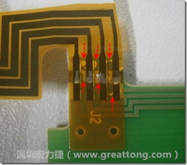 這張圖所顯示的，PCBA工廠實際進(jìn)行HotBar(熱壓熔錫焊接)焊接的時候，經(jīng)常會出現(xiàn)這類焊墊之間短路的問題，下面的圖示為比較嚴(yán)重的案例，大部分都只有部份溢錫，但這對品質(zhì)信賴杜已經(jīng)產(chǎn)生了及大的為害，既使現(xiàn)在測試沒有出現(xiàn)問題，難保在高溫膏濕的環(huán)境下不會出現(xiàn)電子遷移(Electromigration)的現(xiàn)象。
