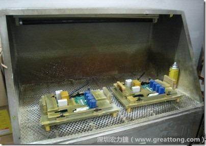 使用噴涂(Spraying)方式作業(yè)conformal coating時，需設備抽真空的設備，否則噴涂的物質會飄散到空氣當中，影響人體的健康。