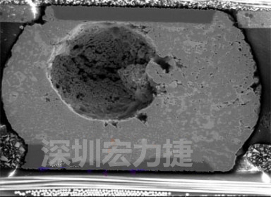 錫球氣泡大到足以影響到焊接的品質(zhì)，下圖是錫球切片后的剖面，可以很明顯看到氣泡已經(jīng)有錫球的 1/3 大了