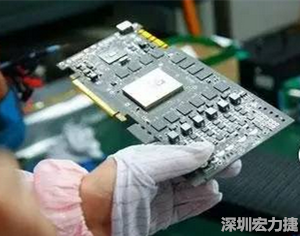 在當(dāng)前的產(chǎn)業(yè)鏈整合和協(xié)同發(fā)展創(chuàng)新的戰(zhàn)略轉(zhuǎn)型期，PCB高密度化和PCB新功能化和智能化，輕、薄、細(xì)、小的發(fā)展帶來的產(chǎn)品散熱、精密布局、封裝設(shè)計(jì)等也為上游CCL產(chǎn)業(yè)的創(chuàng)新提出了更為嚴(yán)苛的要求。