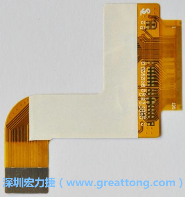 FPCB并非可無(wú)限制撓曲，為避免過(guò)度撓曲拉扯造成銅箔斷裂，一般在較長(zhǎng)條型板材會(huì)貼附補(bǔ)強(qiáng)貼片。