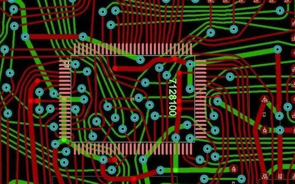 底圖：同樣的設(shè)計(jì)但采用了任意角度的布線。