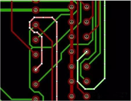 通過自動(dòng)優(yōu)化導(dǎo)線形狀消除導(dǎo)線打彎(用線段近似弧線只是為了顯示沒有弧線的任何角度例子)。
