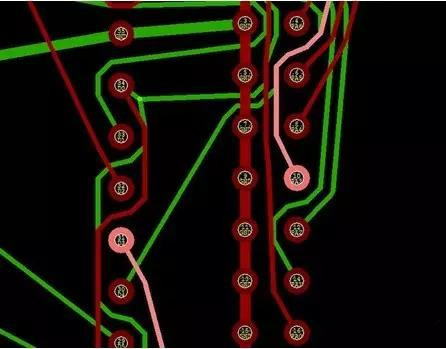 通過自動(dòng)優(yōu)化導(dǎo)線形狀消除導(dǎo)線打彎(用線段近似弧線只是為了顯示沒有弧線的任何角度例子)。