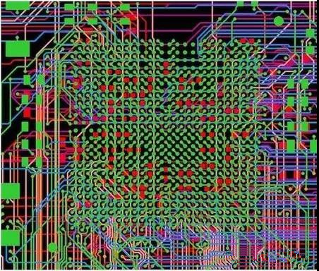 圖18：BGA布線。(頂部)傳統(tǒng)的自動(dòng)布線器。38個(gè)網(wǎng)絡(luò)沒有完成布線。(底部)任意角度的拓?fù)涫阶詣?dòng)布線器。所有網(wǎng)絡(luò)都完成了布線。